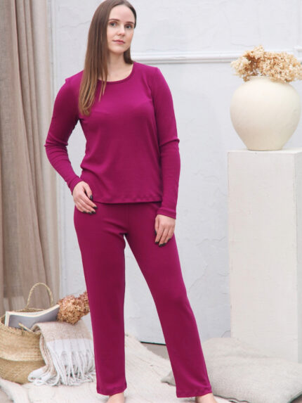 pižaminės kelnės kartu su marškinėliais ilgomis rankovėmis