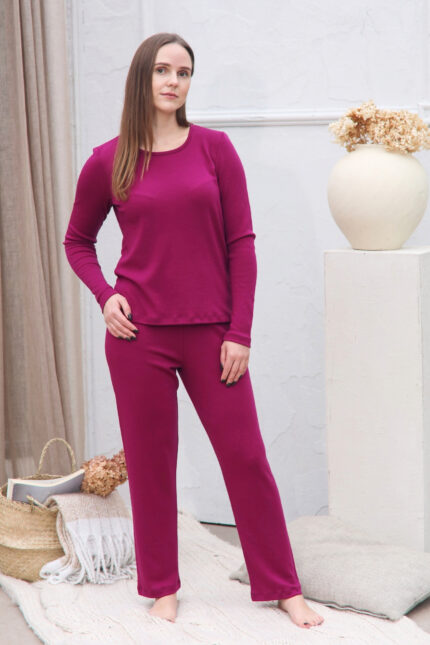 pižaminės kelnės kartu su marškinėliais ilgomis rankovėmis