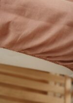 rožinė paklodė su guma kūdikiui